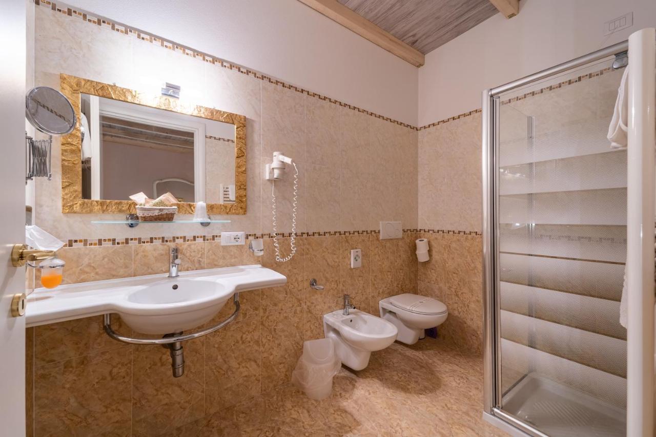 Borgo Dei Poeti Romantik Hotel Manerba del Garda Dış mekan fotoğraf