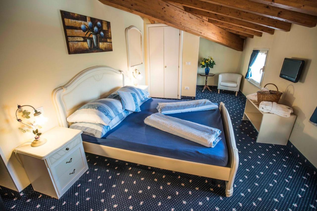 Borgo Dei Poeti Romantik Hotel Manerba del Garda Dış mekan fotoğraf