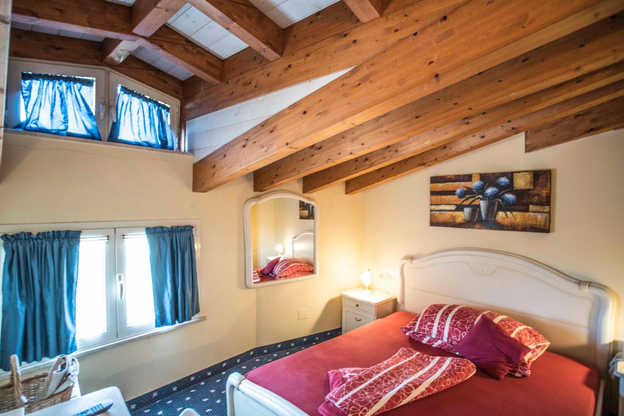 Borgo Dei Poeti Romantik Hotel Manerba del Garda Dış mekan fotoğraf
