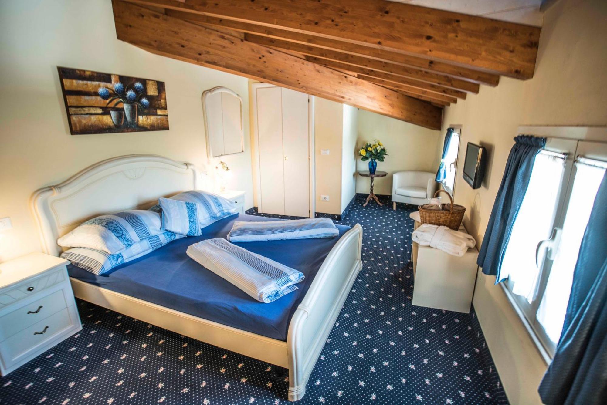 Borgo Dei Poeti Romantik Hotel Manerba del Garda Dış mekan fotoğraf