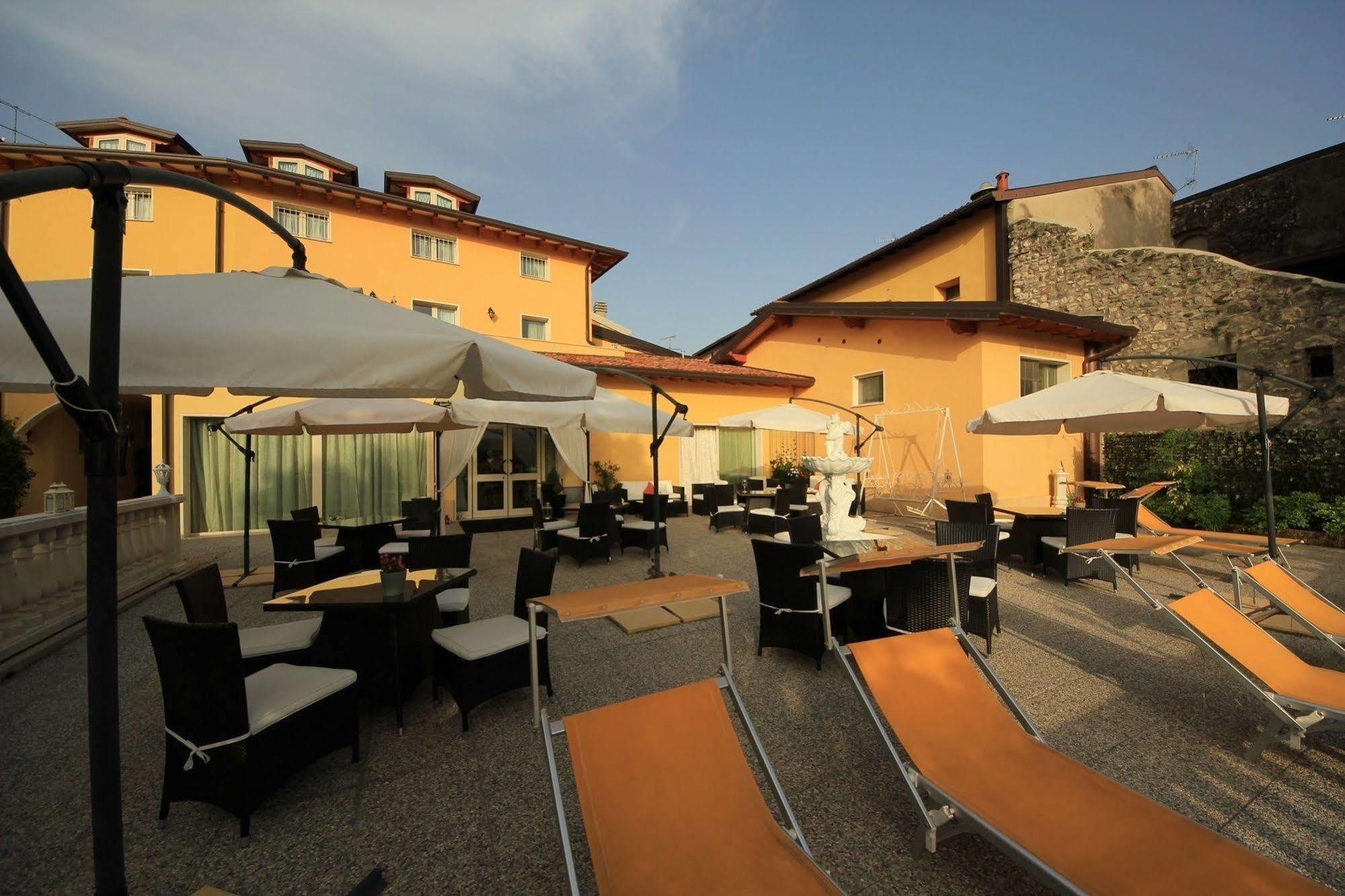 Borgo Dei Poeti Romantik Hotel Manerba del Garda Dış mekan fotoğraf
