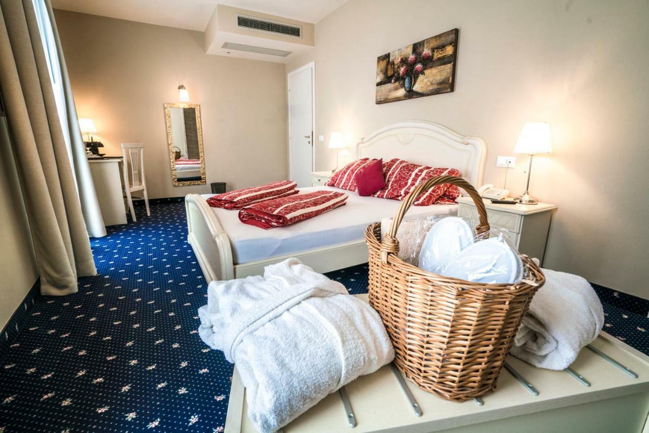 Borgo Dei Poeti Romantik Hotel Manerba del Garda Dış mekan fotoğraf