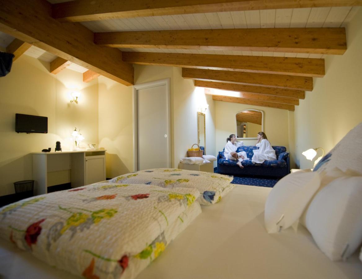 Borgo Dei Poeti Romantik Hotel Manerba del Garda Oda fotoğraf