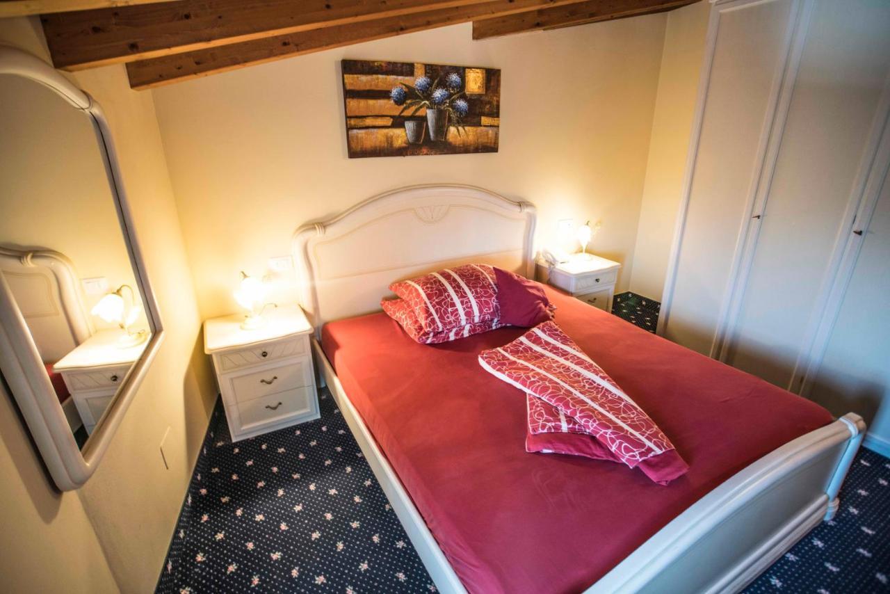 Borgo Dei Poeti Romantik Hotel Manerba del Garda Dış mekan fotoğraf