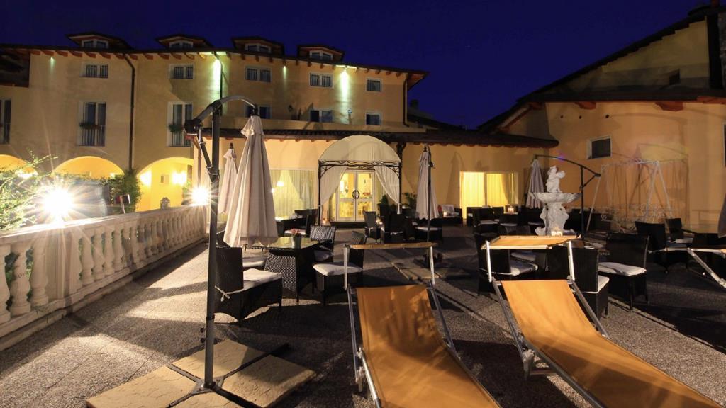 Borgo Dei Poeti Romantik Hotel Manerba del Garda Dış mekan fotoğraf